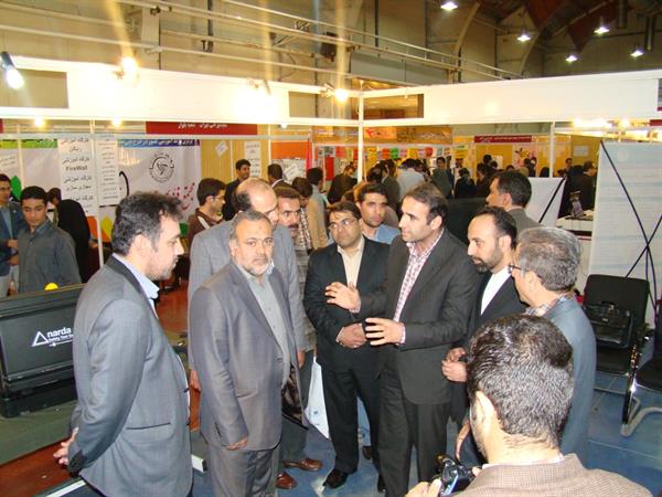حضور نماینده مجلس شورای اسلامی و مدیرکل پدافند غیرعامل استان در غرفه اداره کل ارتباطات و فناوری اطلاعات