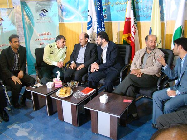 حضور معاون توسعه سازمان فناوری اطلاعات کشور به همراه نماینده استانداری در غرفه اداره کل ارتباطات و فناوری اطلاعات